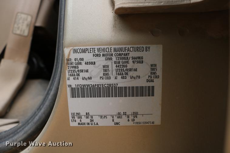 image for item DC3600 2000 Ford F350 Super Duty flatbed Crew Cab pickup truck