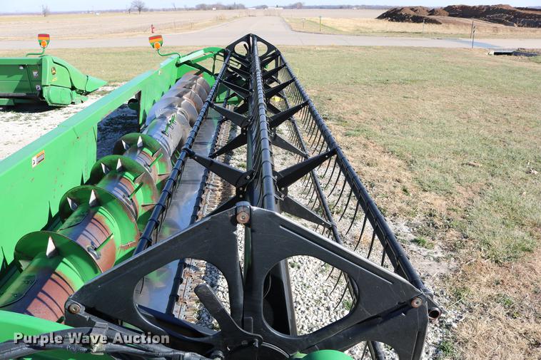 image for item DC3609 2004 John Deere 625F flex head