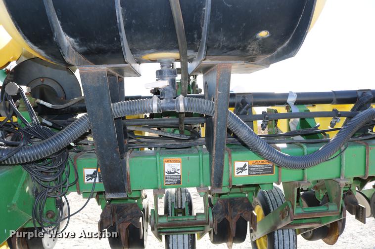 image for item DC3610 1996 John Deere 1760 no-till planter