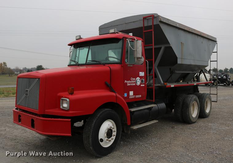 image for item DC3683 2000 Volvo WG fertilizer truck