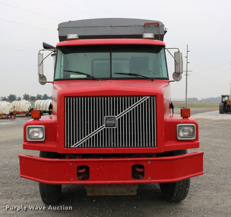 image for item DC3683 2000 Volvo WG fertilizer truck
