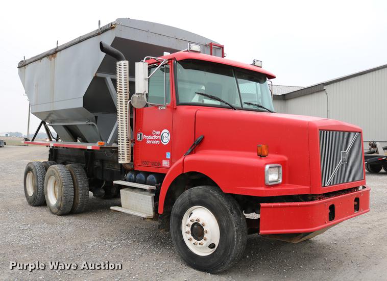 image for item DC3683 2000 Volvo WG fertilizer truck