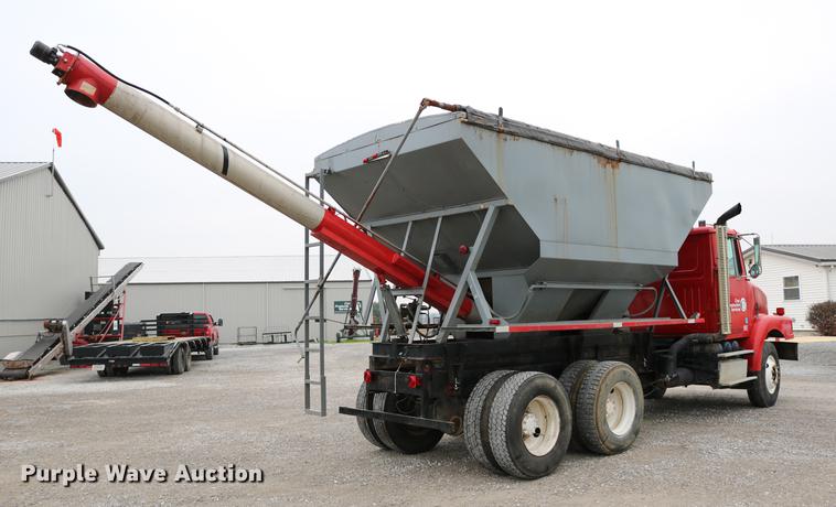 image for item DC3683 2000 Volvo WG fertilizer truck