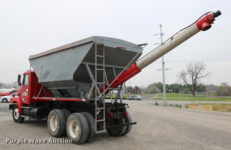 image for item DC3683 2000 Volvo WG fertilizer truck