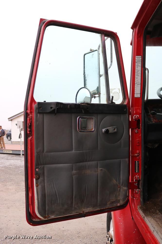 image for item DC3683 2000 Volvo WG fertilizer truck