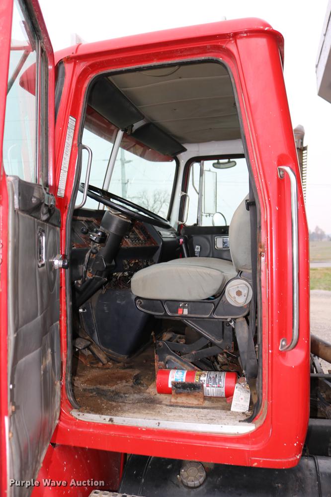 image for item DC3683 2000 Volvo WG fertilizer truck