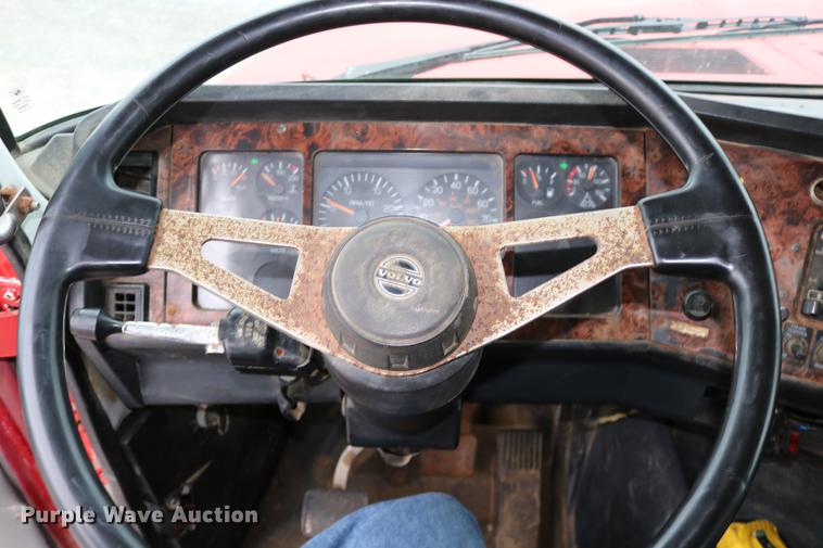 image for item DC3683 2000 Volvo WG fertilizer truck