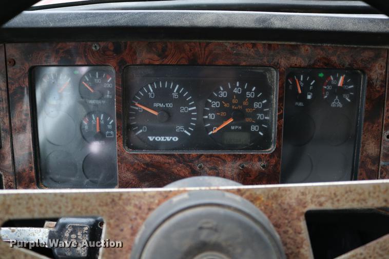 image for item DC3683 2000 Volvo WG fertilizer truck