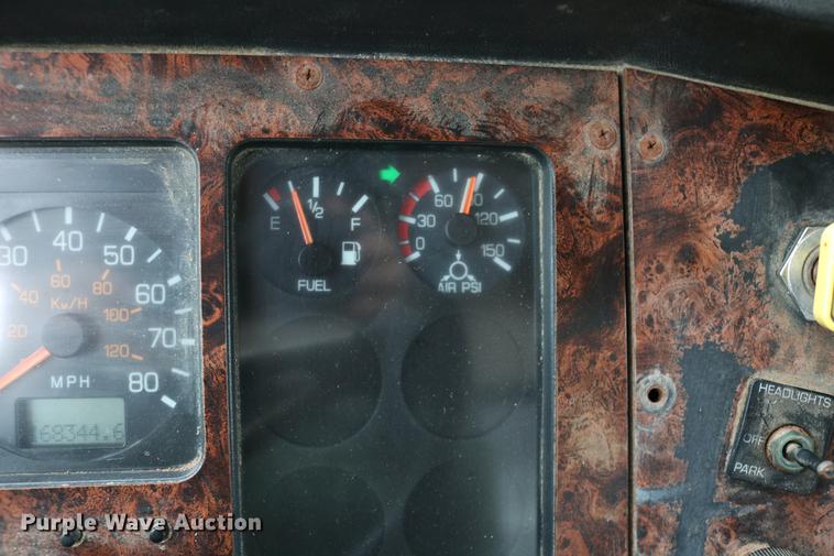 image for item DC3683 2000 Volvo WG fertilizer truck