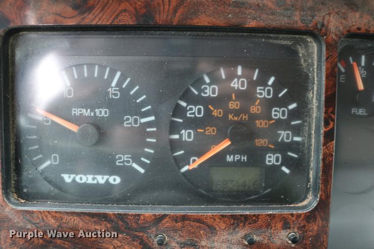 image for item DC3683 2000 Volvo WG fertilizer truck