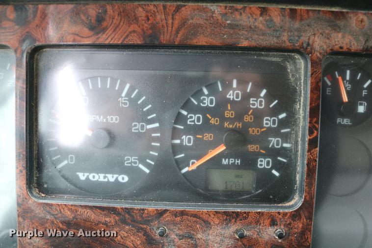 image for item DC3683 2000 Volvo WG fertilizer truck