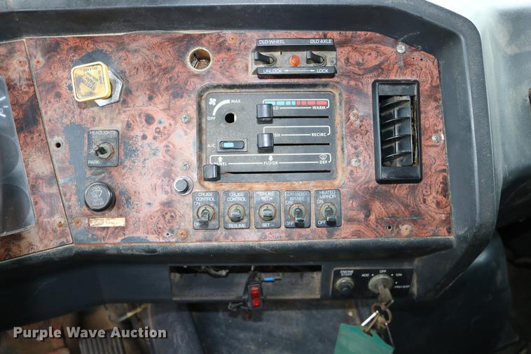 image for item DC3683 2000 Volvo WG fertilizer truck