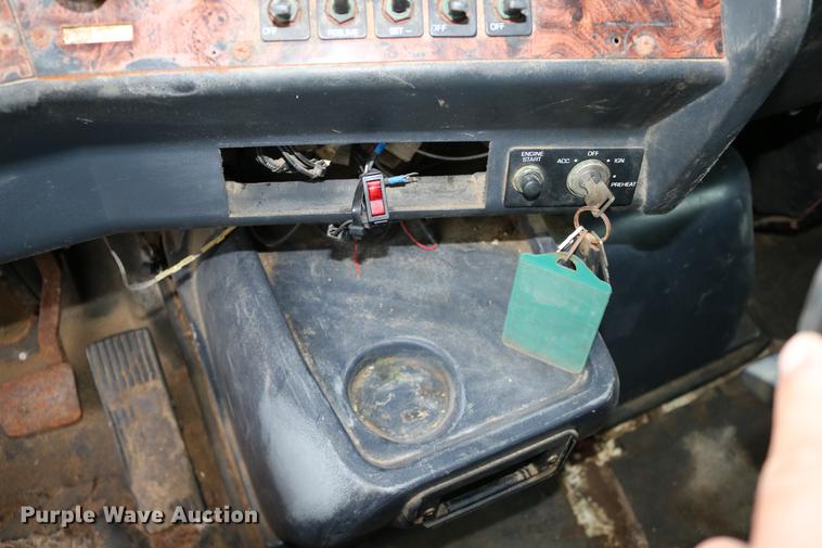 image for item DC3683 2000 Volvo WG fertilizer truck