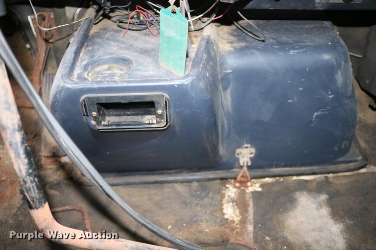 image for item DC3683 2000 Volvo WG fertilizer truck