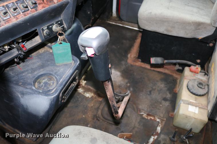 image for item DC3683 2000 Volvo WG fertilizer truck