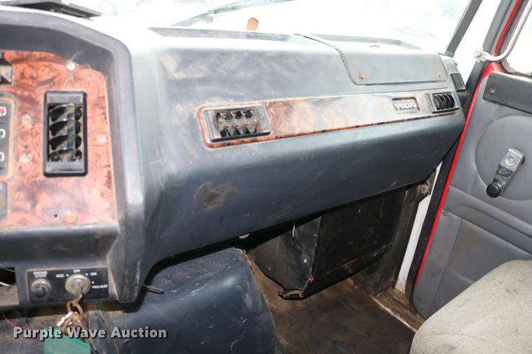 image for item DC3683 2000 Volvo WG fertilizer truck