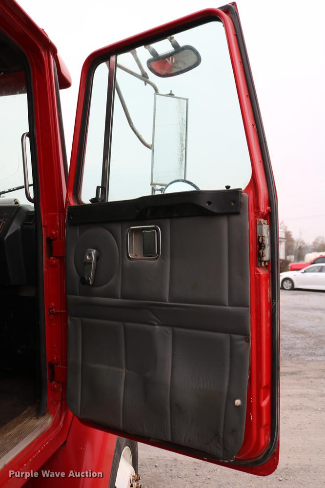 image for item DC3683 2000 Volvo WG fertilizer truck