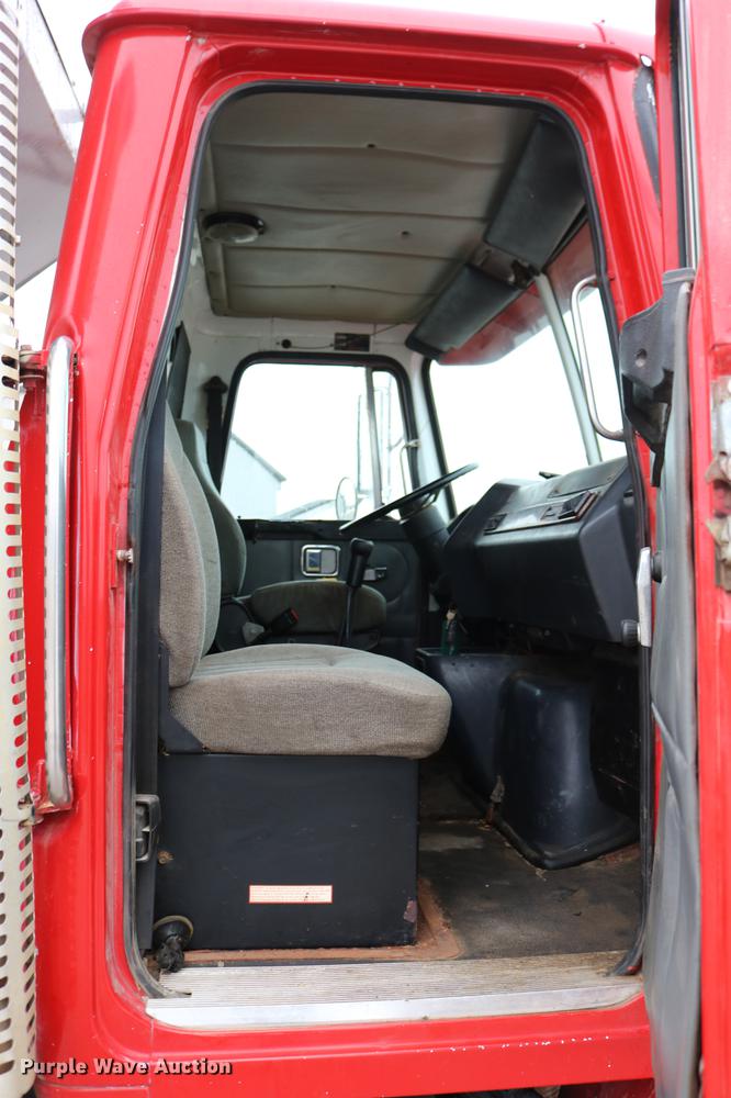 image for item DC3683 2000 Volvo WG fertilizer truck