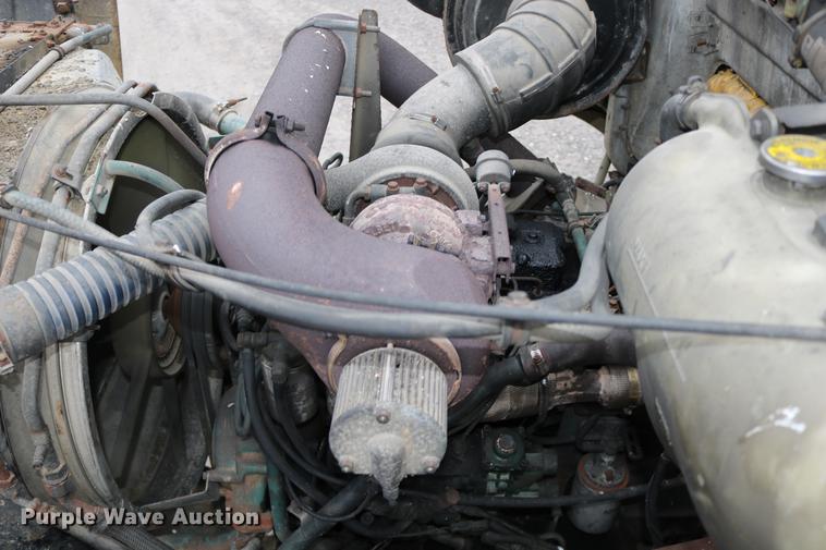 image for item DC3683 2000 Volvo WG fertilizer truck