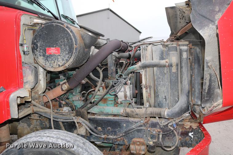 image for item DC3683 2000 Volvo WG fertilizer truck