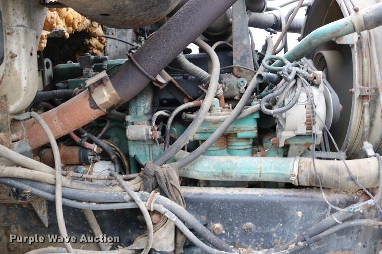 image for item DC3683 2000 Volvo WG fertilizer truck