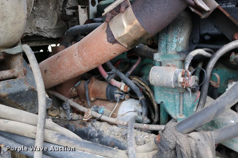 image for item DC3683 2000 Volvo WG fertilizer truck