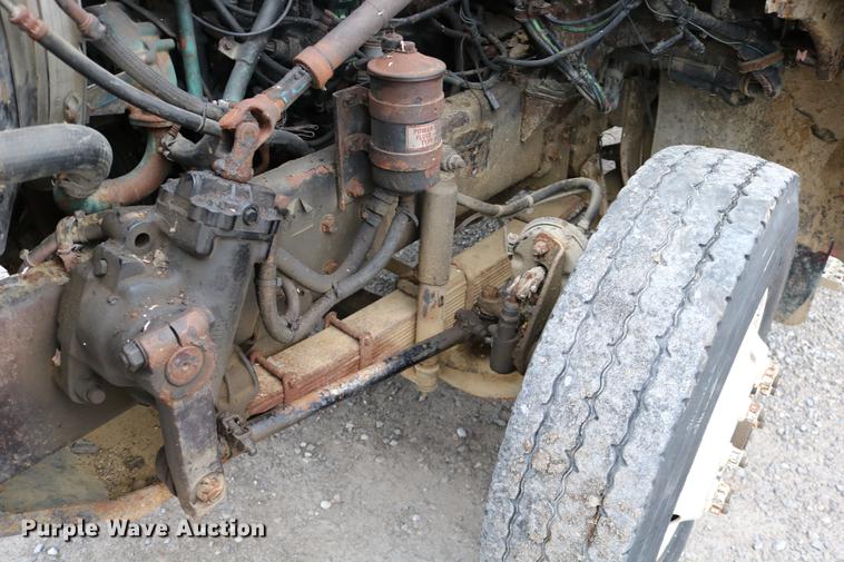 image for item DC3683 2000 Volvo WG fertilizer truck