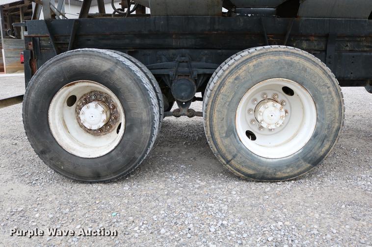 image for item DC3683 2000 Volvo WG fertilizer truck