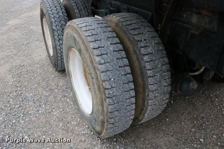 image for item DC3683 2000 Volvo WG fertilizer truck