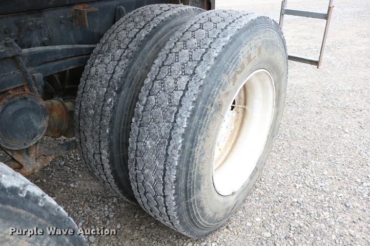 image for item DC3683 2000 Volvo WG fertilizer truck