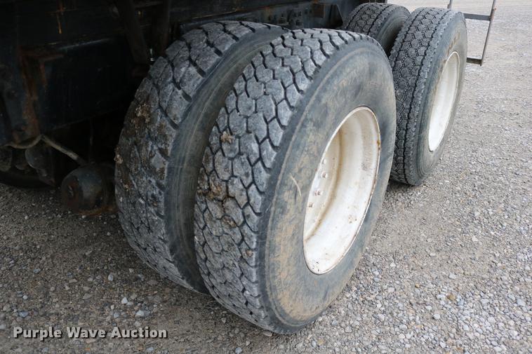 image for item DC3683 2000 Volvo WG fertilizer truck