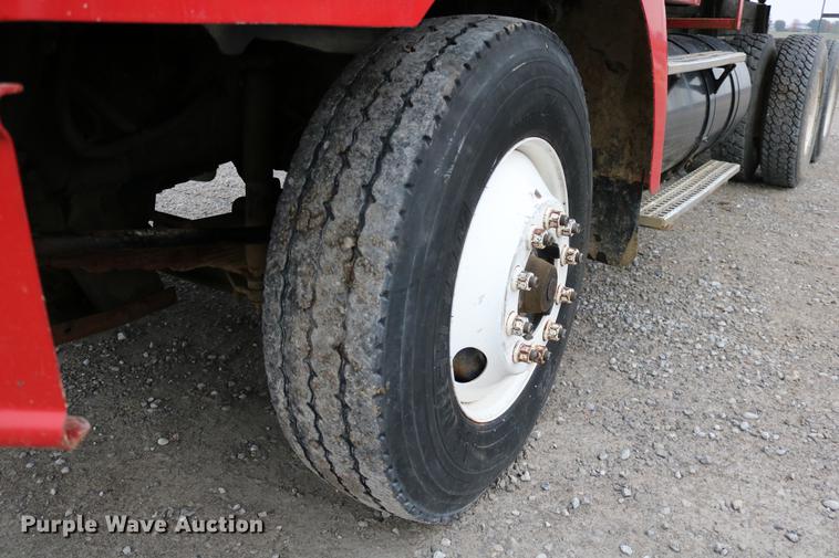 image for item DC3683 2000 Volvo WG fertilizer truck