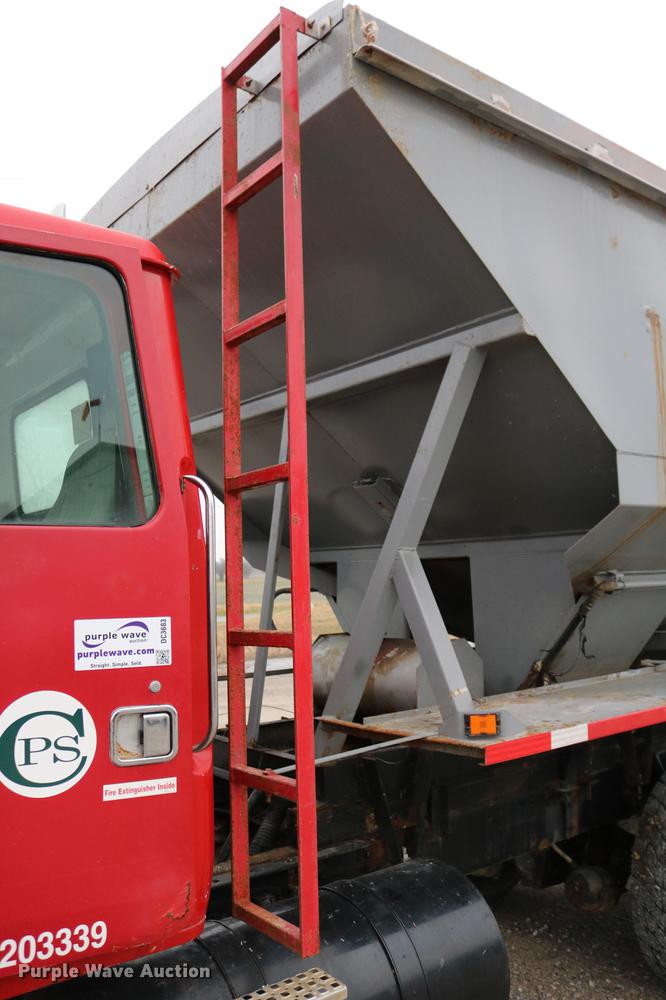 image for item DC3683 2000 Volvo WG fertilizer truck