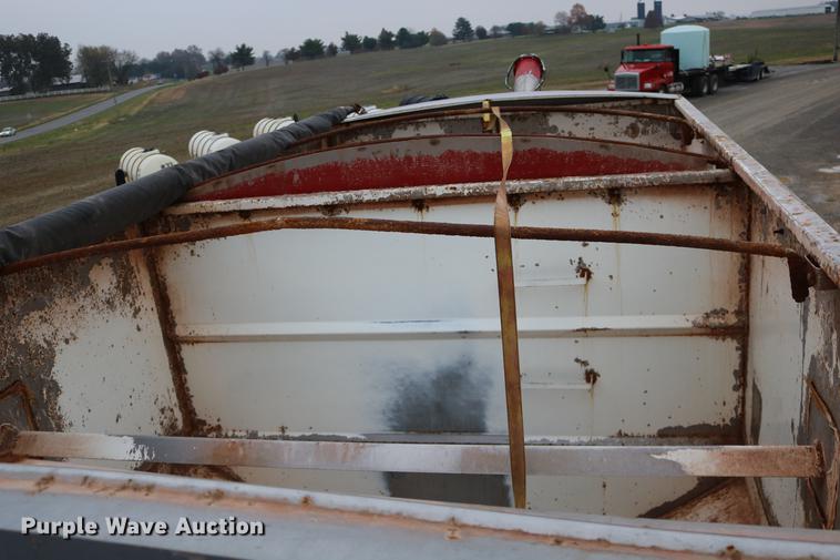 image for item DC3683 2000 Volvo WG fertilizer truck