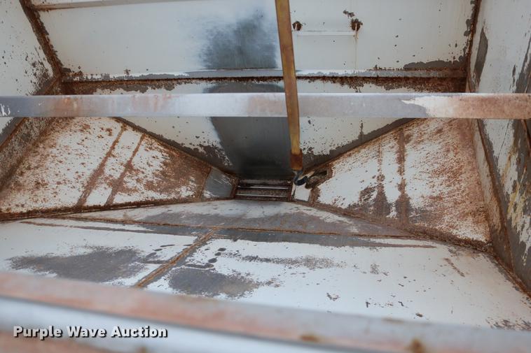 image for item DC3683 2000 Volvo WG fertilizer truck