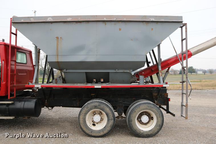 image for item DC3683 2000 Volvo WG fertilizer truck