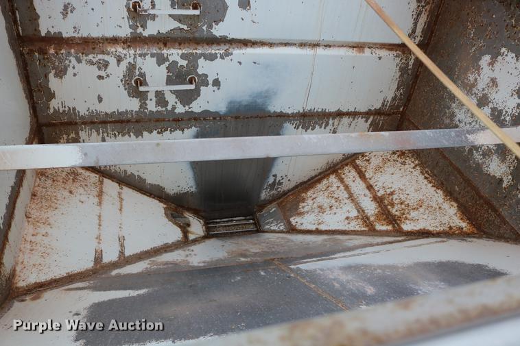 image for item DC3683 2000 Volvo WG fertilizer truck