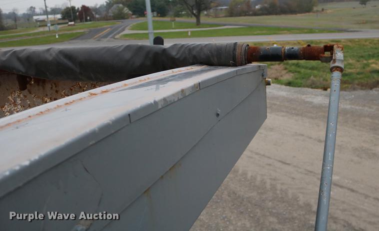 image for item DC3683 2000 Volvo WG fertilizer truck