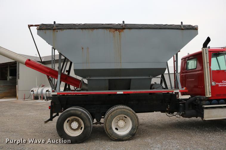 image for item DC3683 2000 Volvo WG fertilizer truck