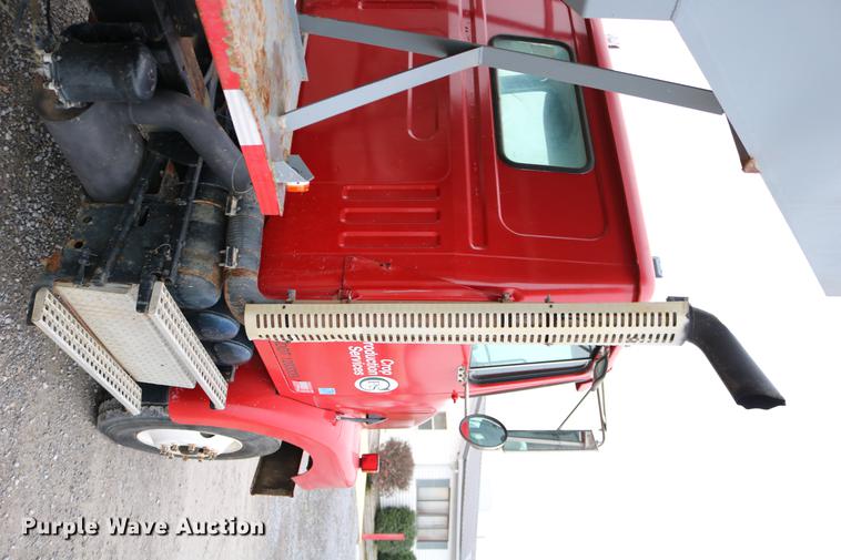 image for item DC3683 2000 Volvo WG fertilizer truck