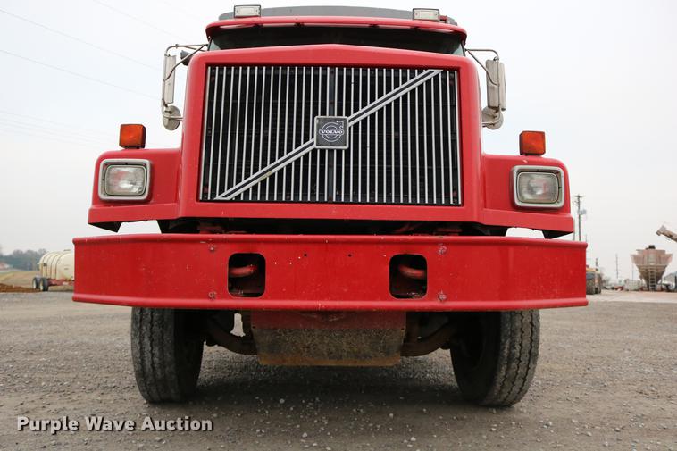 image for item DC3683 2000 Volvo WG fertilizer truck
