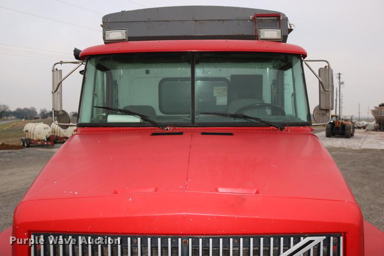 image for item DC3683 2000 Volvo WG fertilizer truck