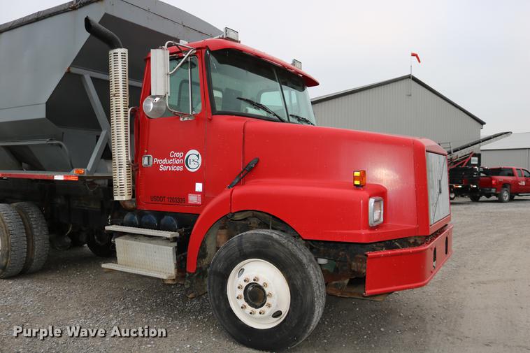 image for item DC3683 2000 Volvo WG fertilizer truck