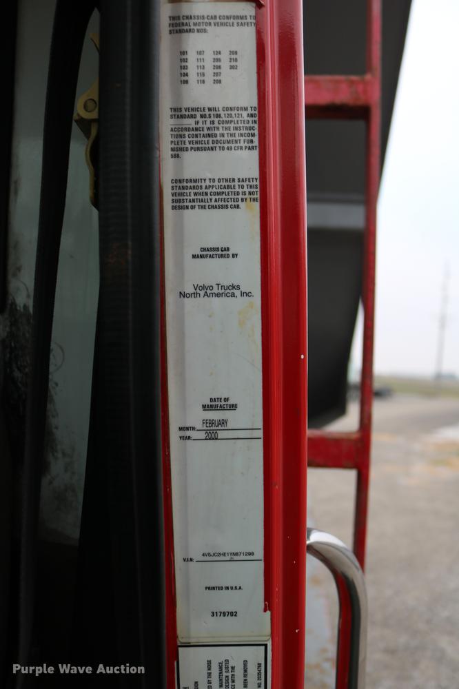 image for item DC3683 2000 Volvo WG fertilizer truck