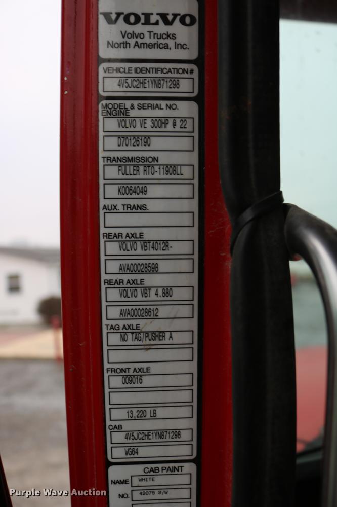 image for item DC3683 2000 Volvo WG fertilizer truck