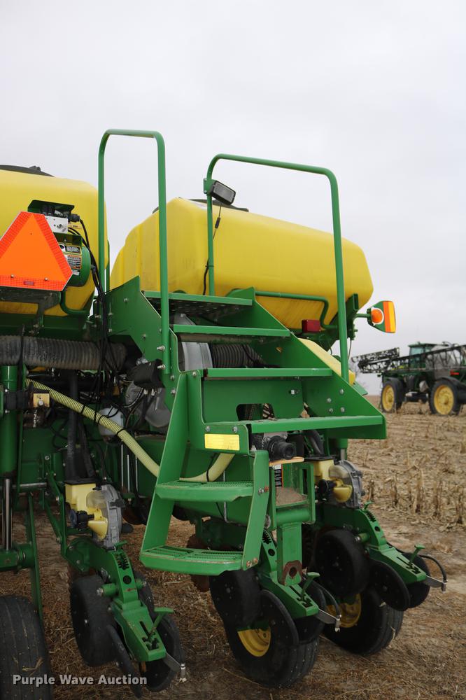 image for item DC3699 2011 John Deere 1770NT no-till planter