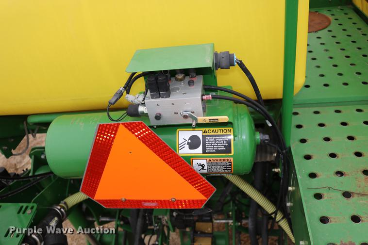 image for item DC3699 2011 John Deere 1770NT no-till planter