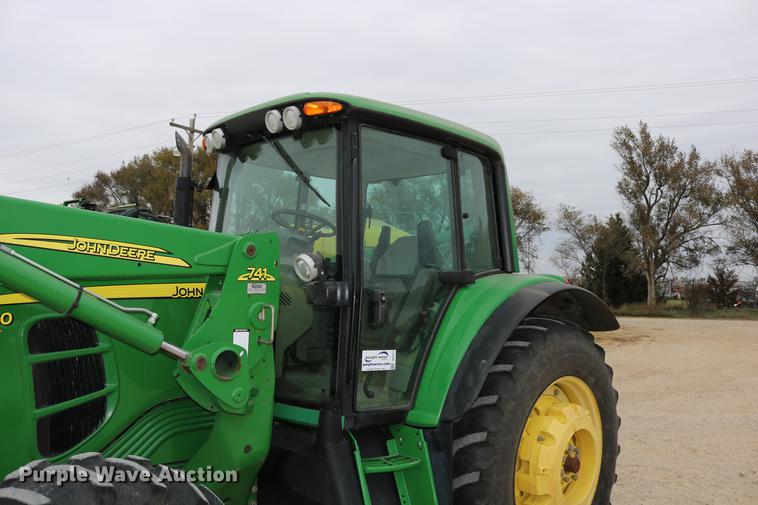 image for item DC3717 2009 John Deere 7230 Premium MFWD tractor