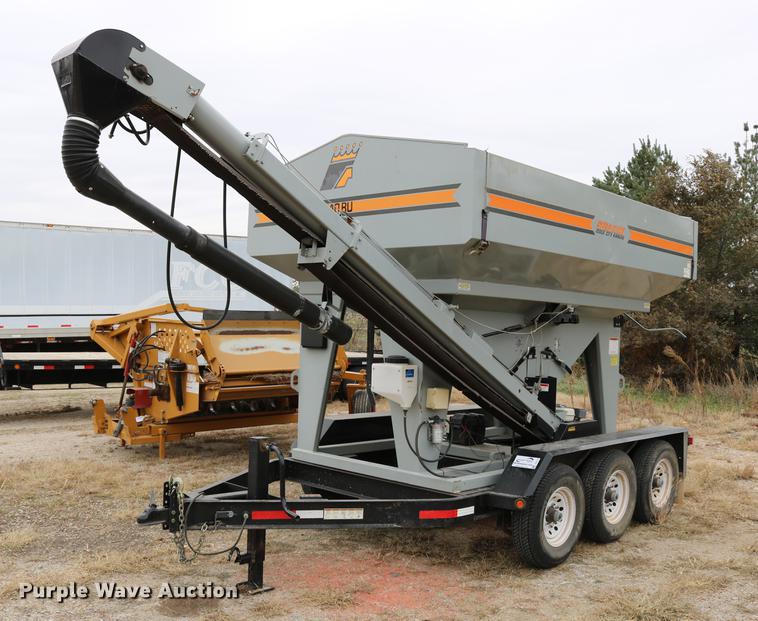 image for item DC3719 2010 Speed King 240T 90826905 seed tender trailer