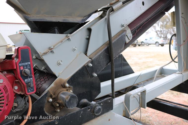 image for item DC3719 2010 Speed King 240T 90826905 seed tender trailer